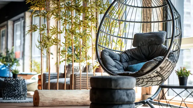 Hängesessel in der Lounge der Eighty-Eight Apartments Nürnberg