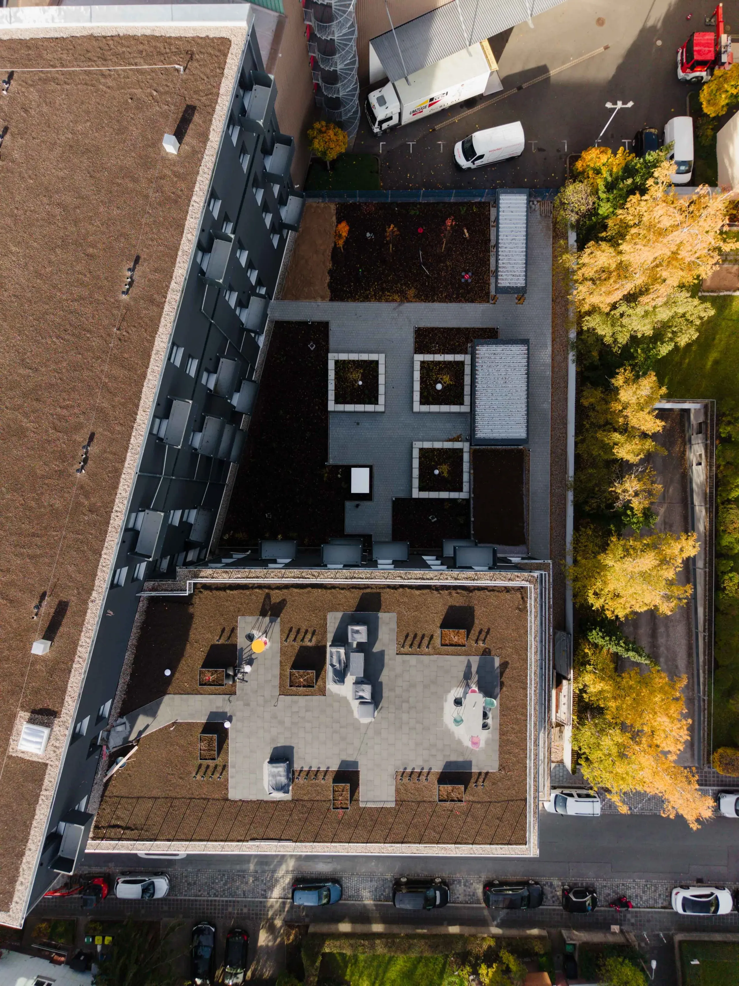 Begrünter Innenhof der Eighty-Eight Apartments Nürnberg aus der Luft