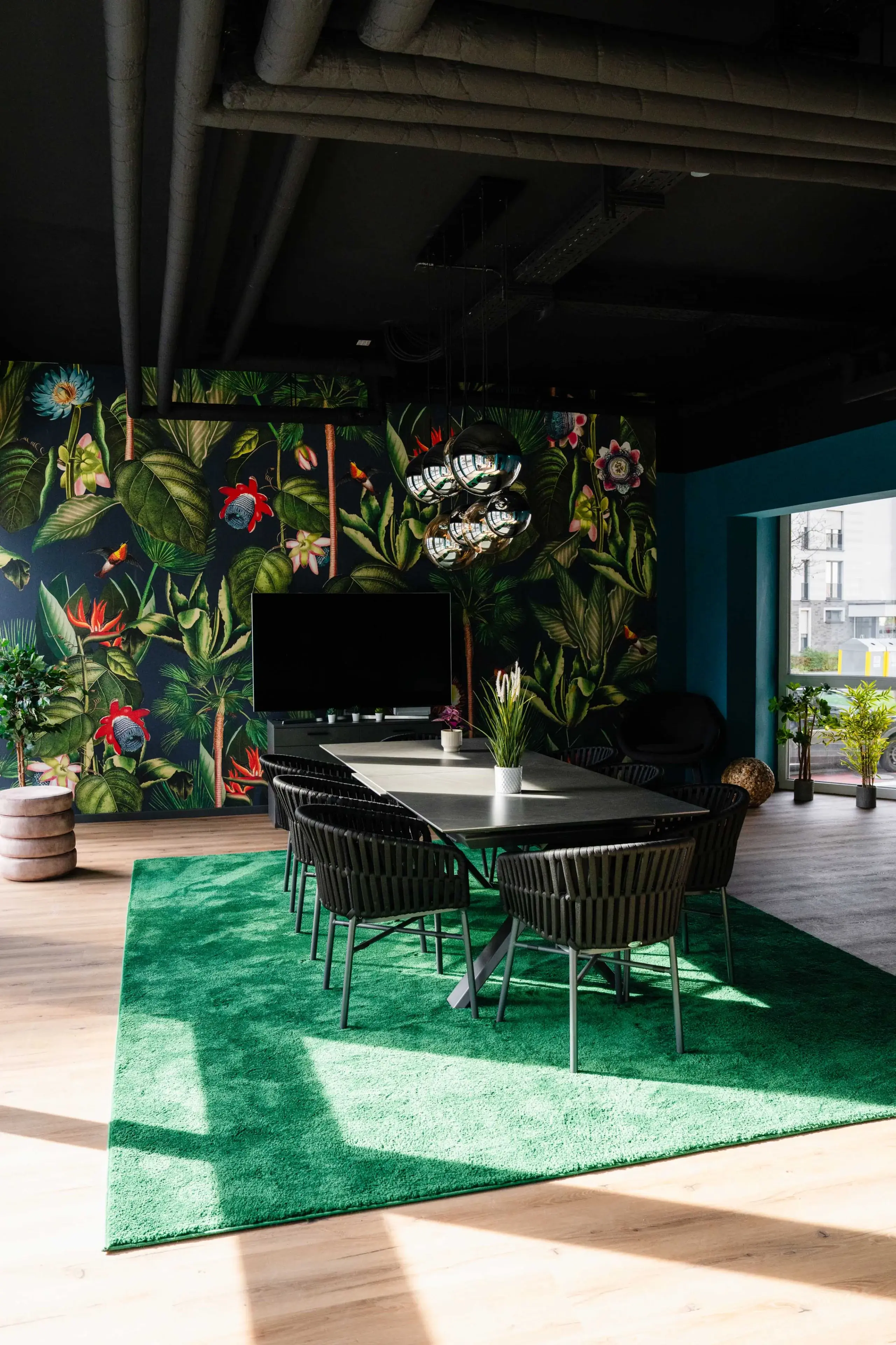 Meetingraum im Jungle-Design der Eighty-Eight Apartments Nürnberg