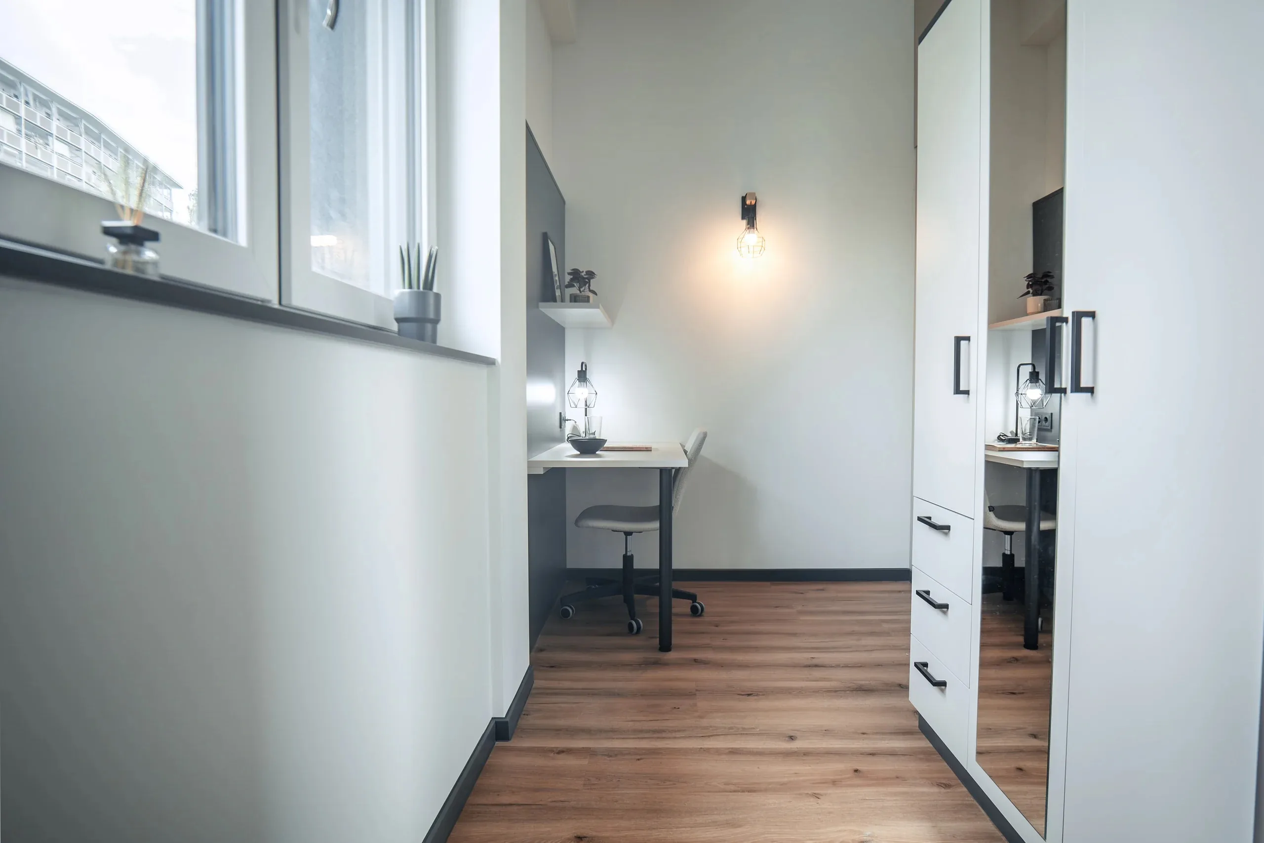 Arbeitsplatz mit Spiegelschrank im Business Apartment der Eighty-Eight Apartments Nürnberg