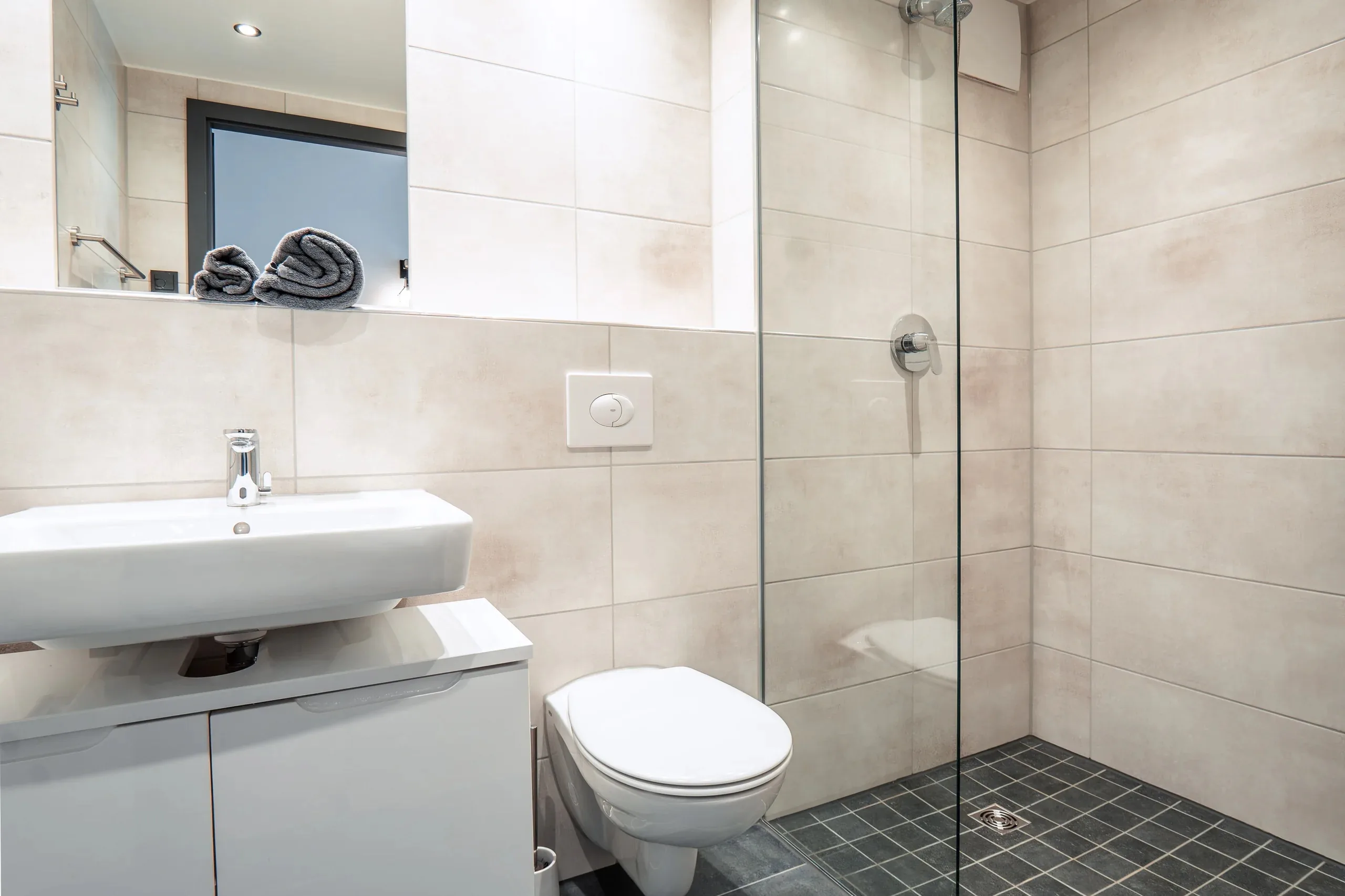 Modernes Badezimmer im Apartment der Eighty-Eight Apartments Nürnberg