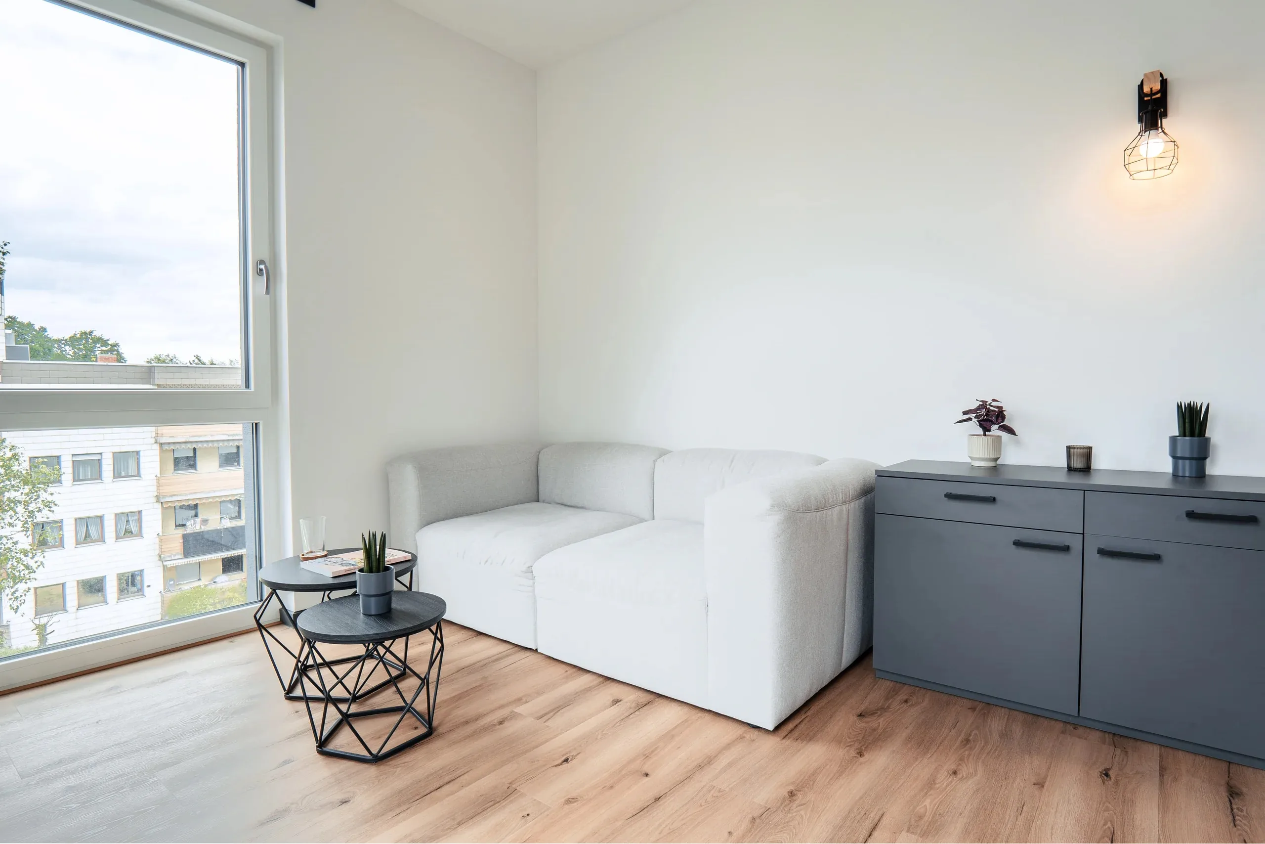 Wohnbereich mit Sofa im Apartment der Eighty-Eight Apartments Nürnberg