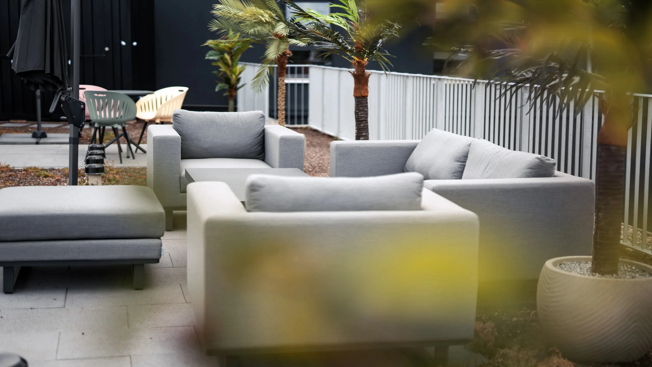 Rooftop-Terrasse mit Loungemöbeln der Eighty-Eight Apartments Nürnberg